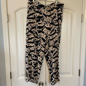 Old Navy Animal Print Cropped Pants Black/Cream 2X